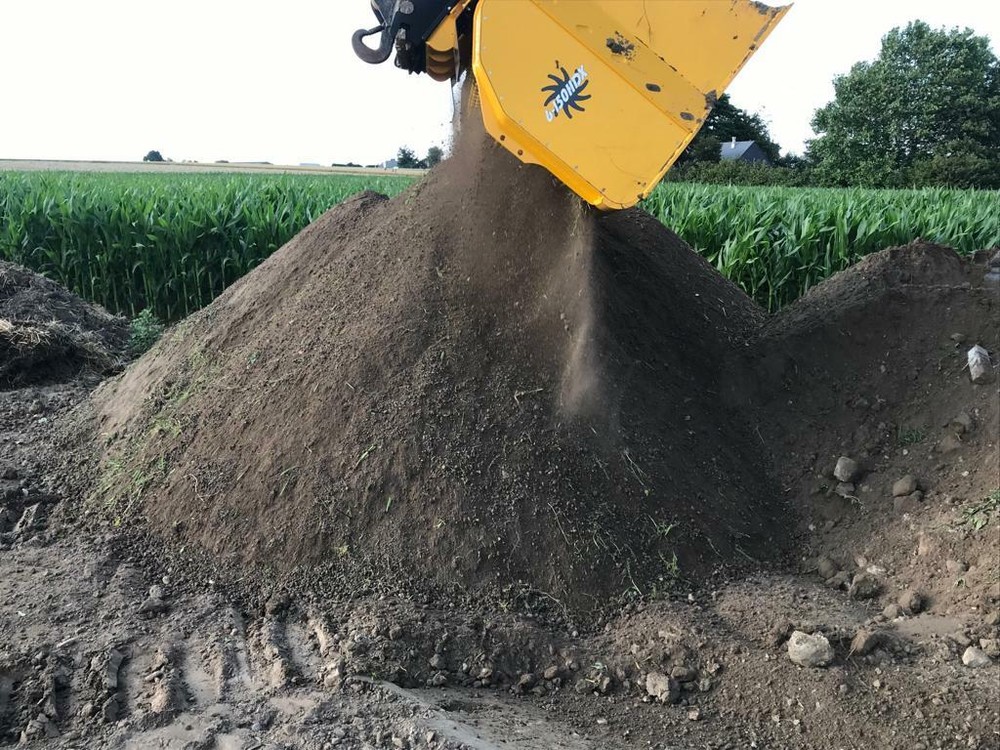 fast, efficient backhoe screening bucket