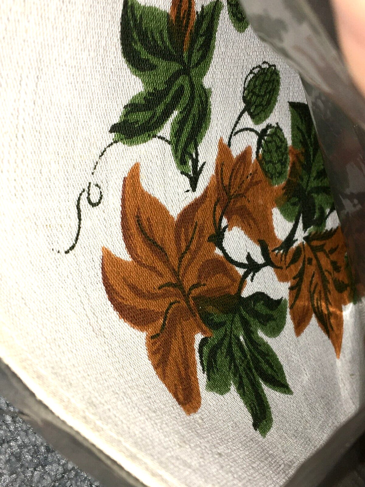 TABLE RUNNER TOPPER Doily RECTANGULAR Fall Leaves Berry Vine WHITE CLOTH 27" VTG