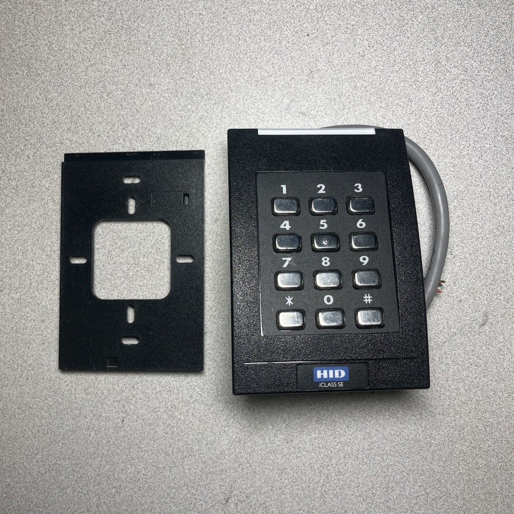 HID multiCLASS RPK40C Smart Card Reader With Keypad - 6136GN0000009
