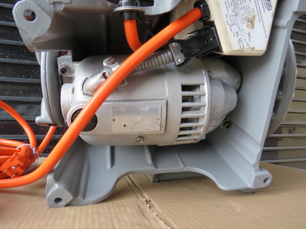 Reconditioned RIDGID® 300 Power Drive Pipe Threading Machine 41855 & Foot Switch