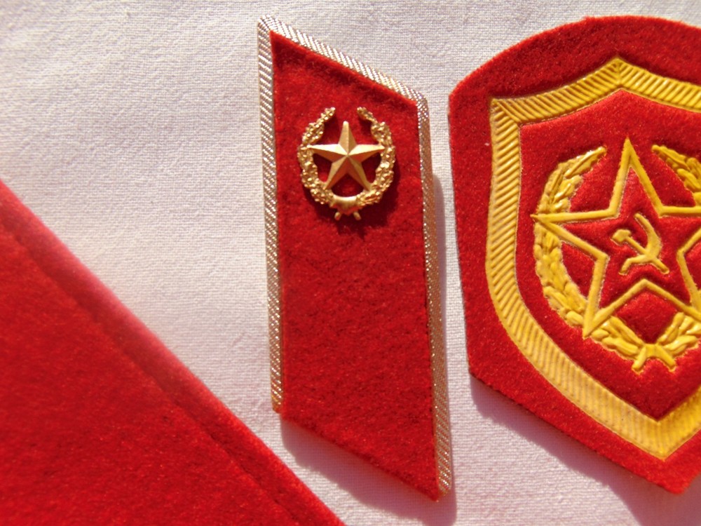 A set of Soviet motorized rifleman's insignia.