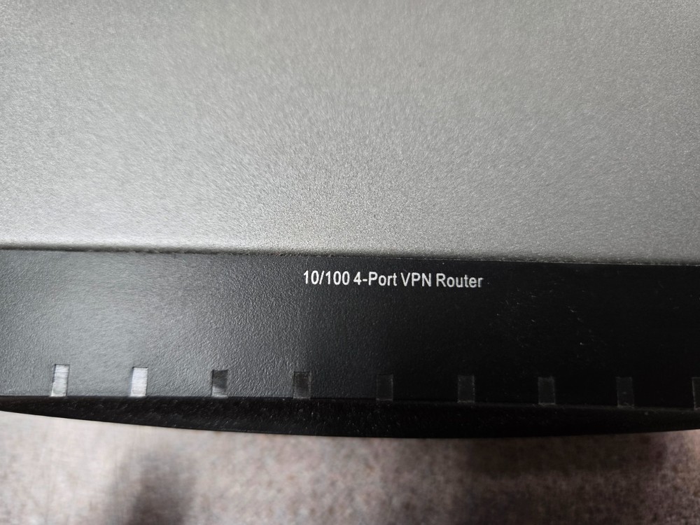 CISCO RV042 Dual WAN Router
