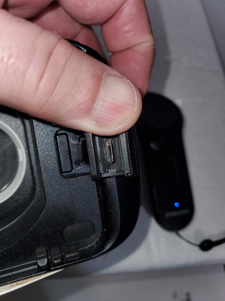 Lot of 2 Samsung Gear VR Black with Controller, White No Controller Untested