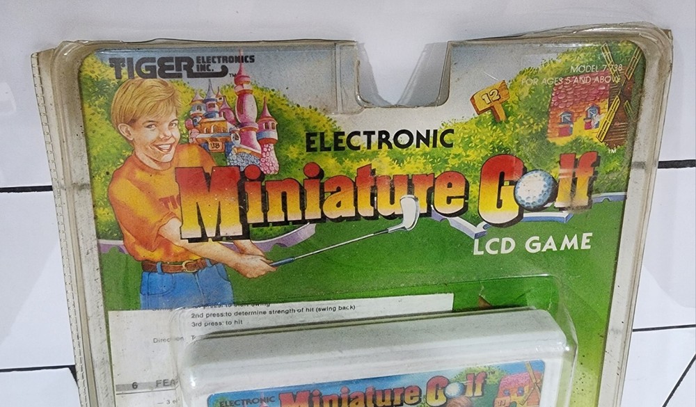 1990 TIGER ELECTRONICS HANDHELD MINIATURE GOLF - MIP