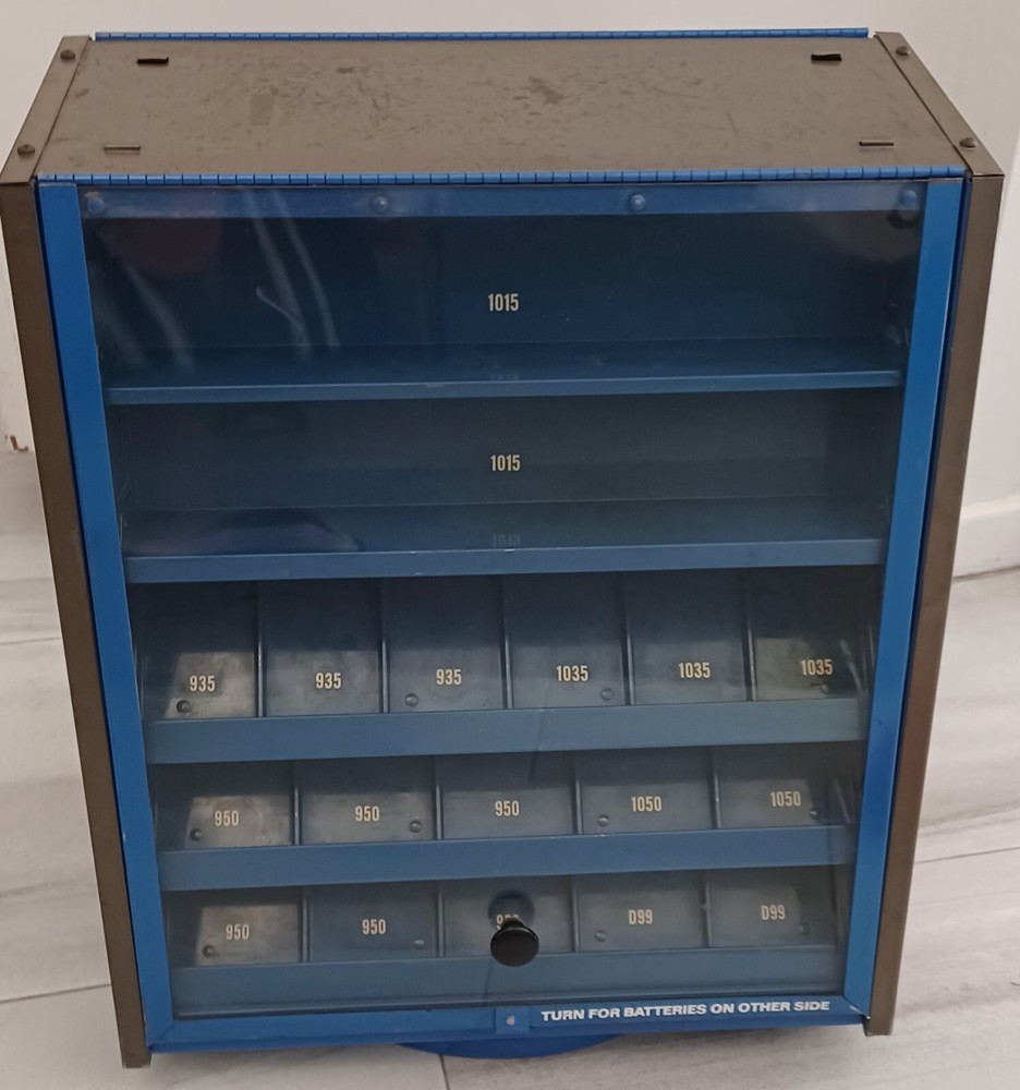 COOL RETRO EVEREADY BATTERY CONTERTOP DISPLAY CASE -ROTATES AND LOCKS