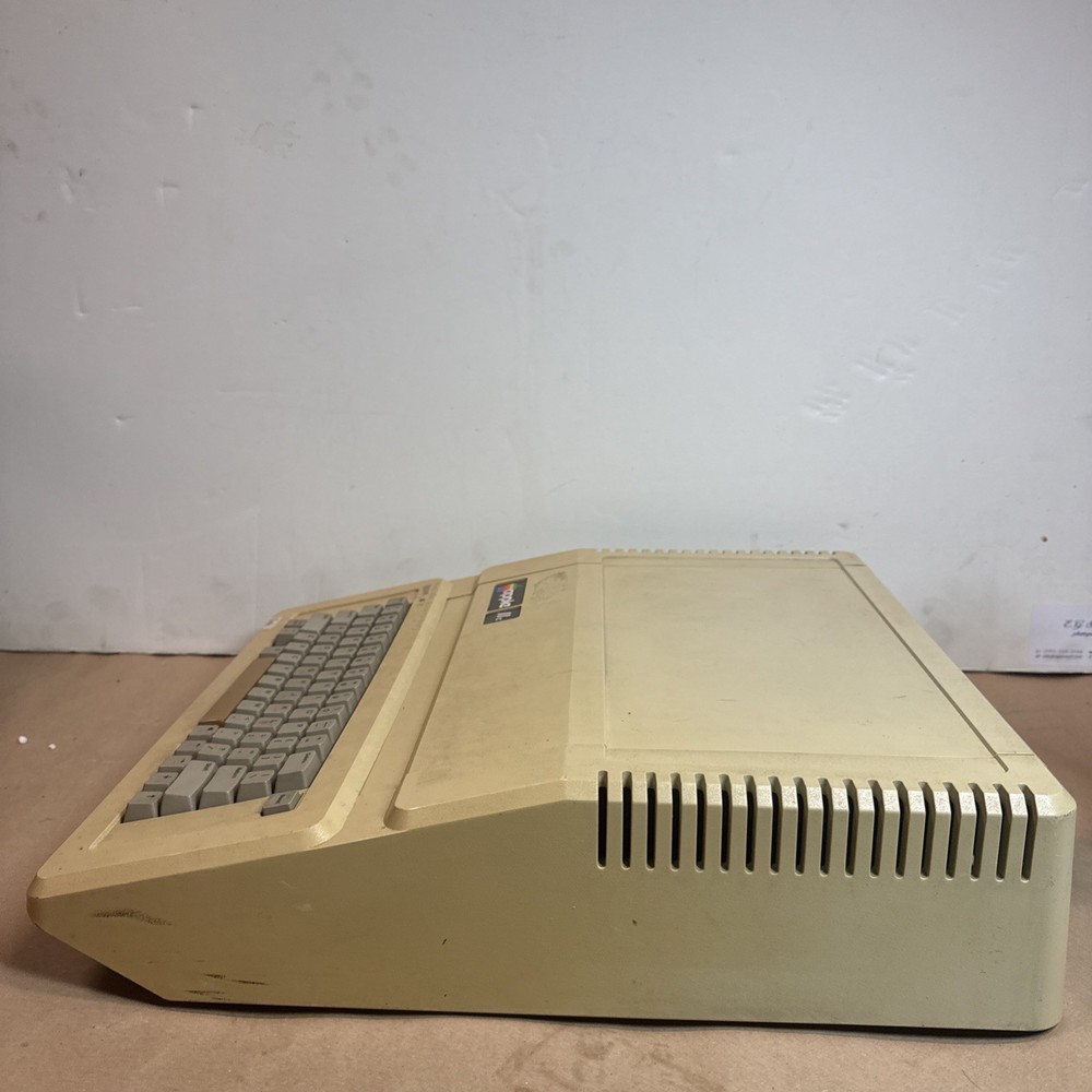 Apple IIe A2S2064 Vintage Personal Computer. Power Tested. Light On.