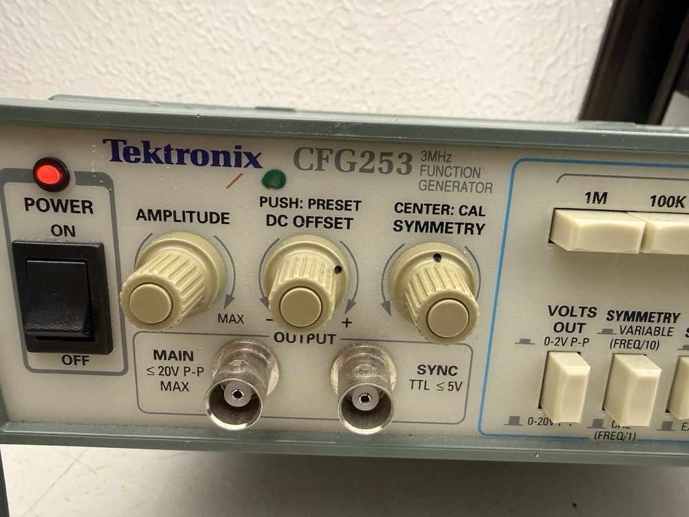 TEKTRONIX CFG253 3MHz FUNCTION GENERATOR