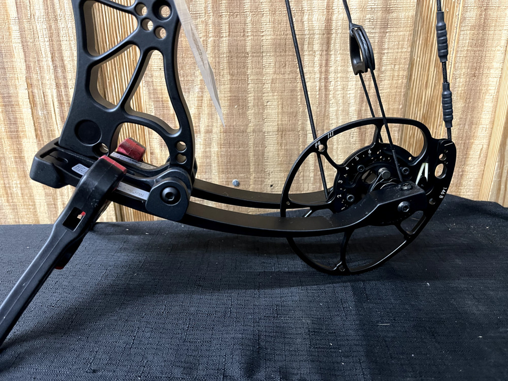 Darton Archery Consequence 2 70lb Black RH BRAND NEW