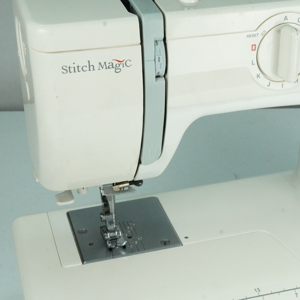Usha Janome Automatic Stitch Magic Sewing Machine with 57 Stitch Function w/Case