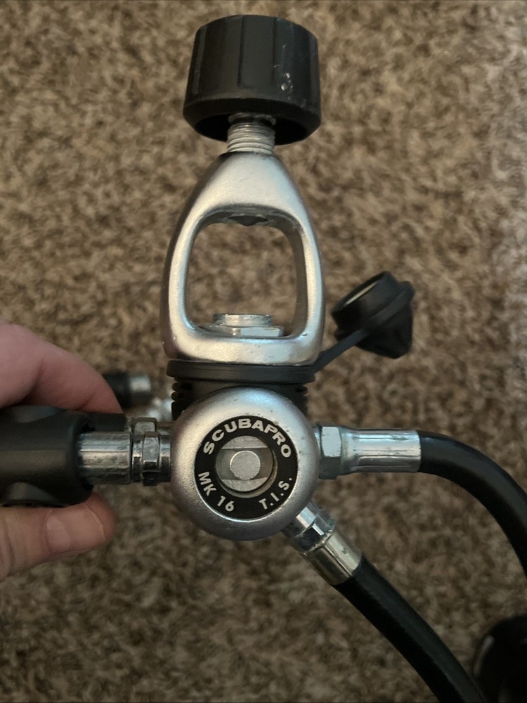SCUBAPRO MK16 / S550 REGULATOR WITH AERIS DIVE COMPUTER & COMPASS - UNTESTED
