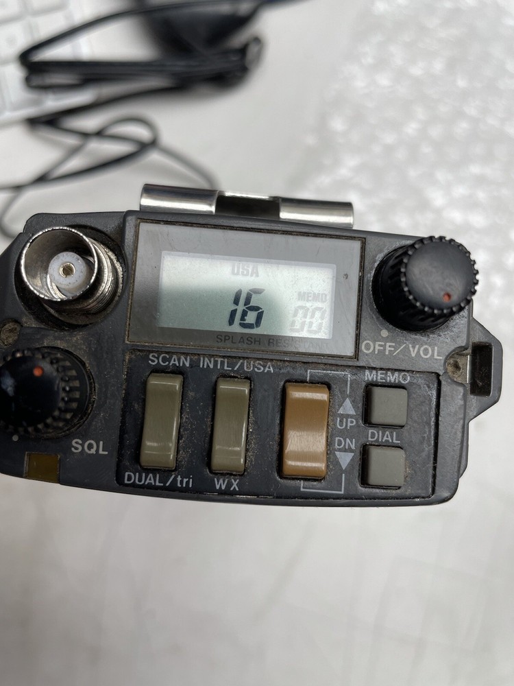 ICOM IC-M11 VHF MARINE TRANSCEIVER W/ BATTERY - TESTED WORKING