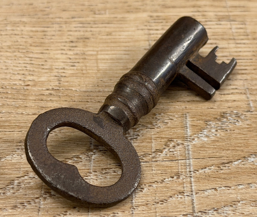 ANTIQUE IRON MOTICE LOCK KEY