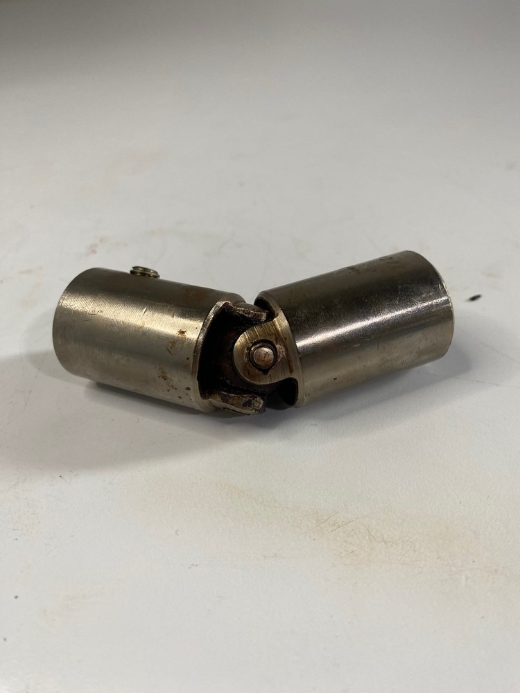 ONE (1) Universal U - Joint Coupler BL-131 1/2" Bore (USED)