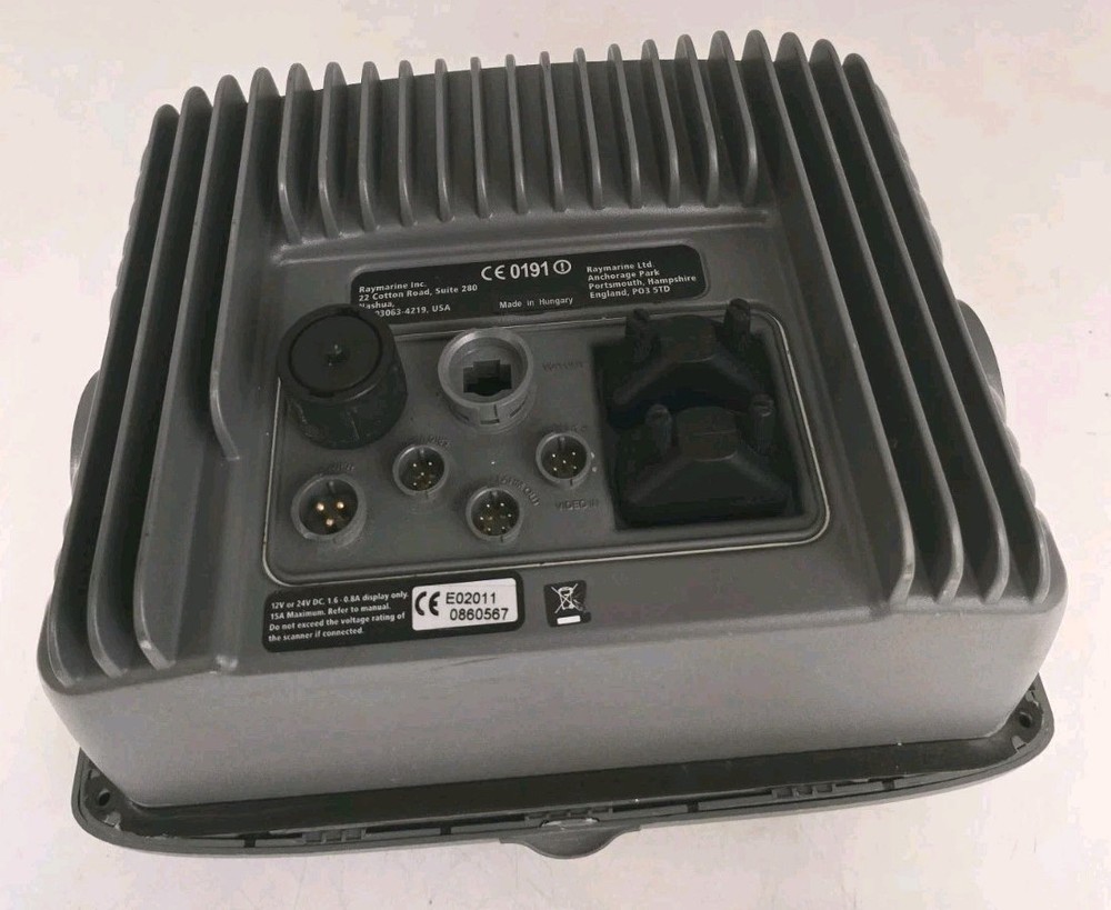 Raymarine E80 E02011 Marine GPS Chart Plotter Fishfinder Radar