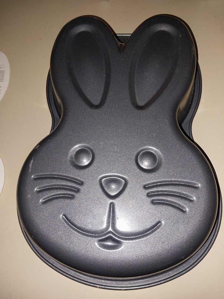 wilton pan bunny cake pan Used