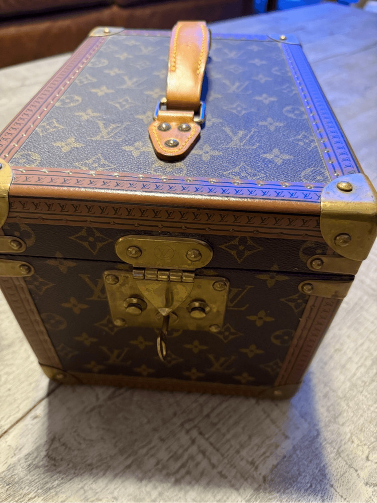 100 authentic Louis Vuitton trunk