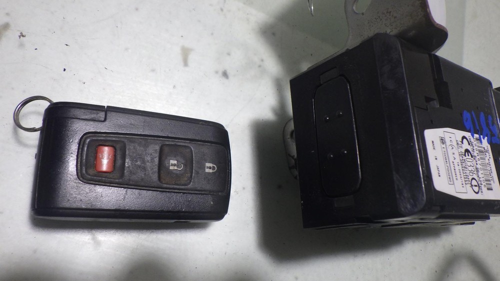 07 TOYOTA PRIUS Ignition W/Key