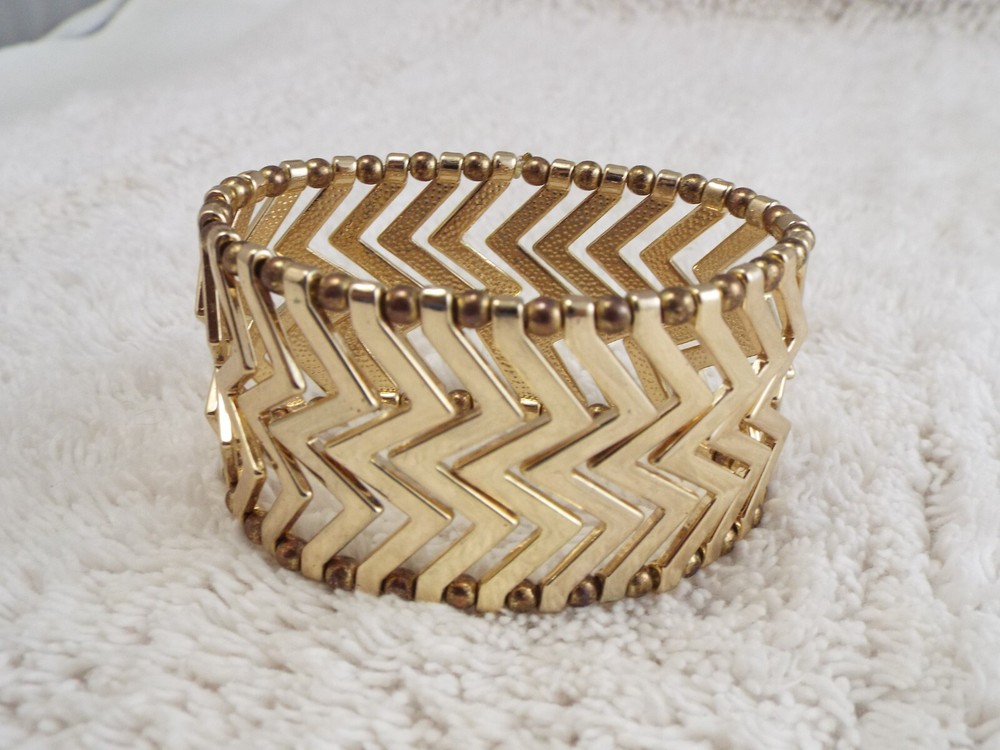 Goldtone ZigZag Stretch Bracelet (D27)