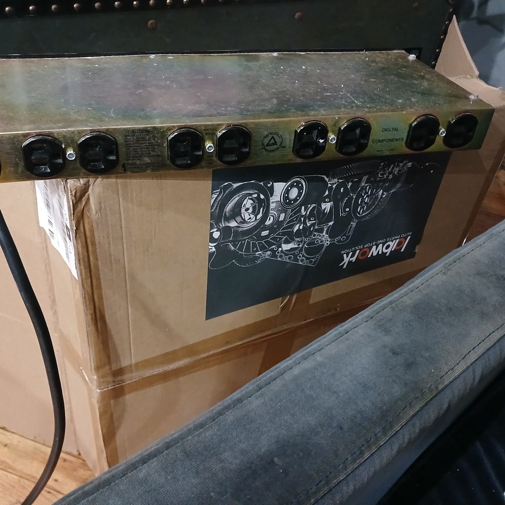 FURMAN PM-8DM VOLTAGE CONDITIONER 120V