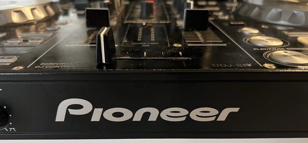 Pioneer DDJ-SR Digital DJ Controller Comes With Extras please read description