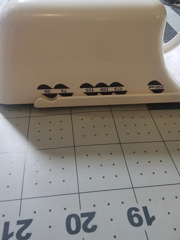 Pampered Chef measuring cup and chopper