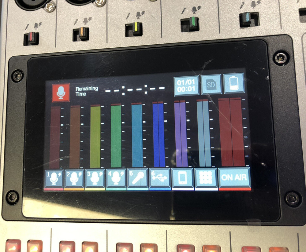 Zoom PODTRAKP8 Podcast Recorder Tracking