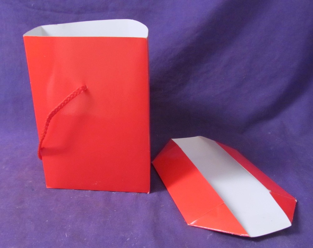 Gift boxes with lid and rope handle Red stiff paper tall