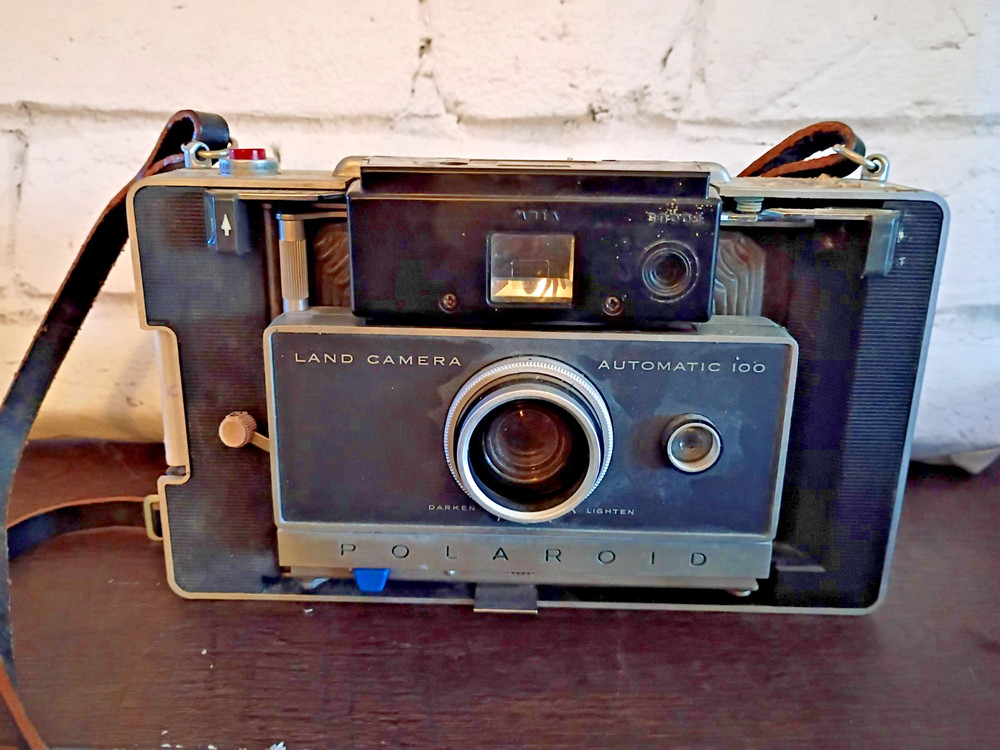 Polaroid Land Camera 100 - fires - untested otherwise - nice!
