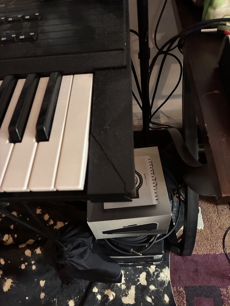 YAMAHA DX7s synthesizer keyboard