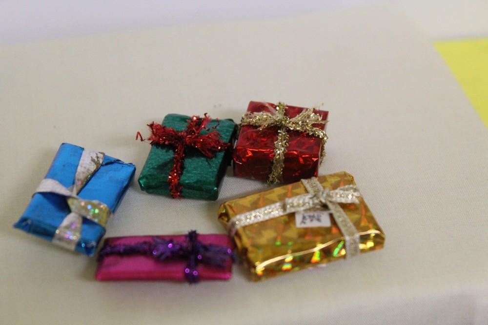 DOLLS HOUSE (  5 XMAS WRAPPED PARCELS