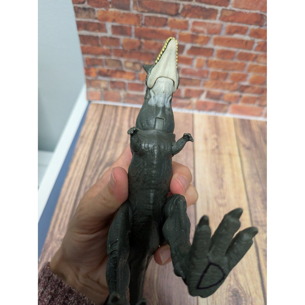 Jurassic World Carnotaurus Owen Escape Pack