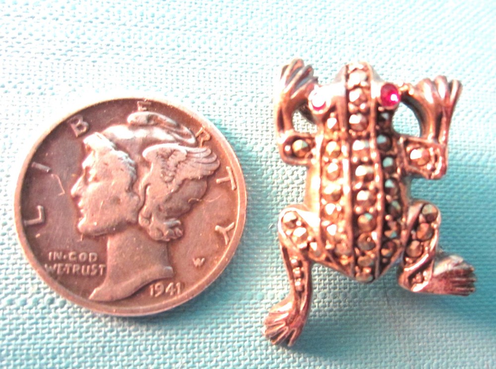 VINTAGE MARCASITE MINI FROG PIN WITH RUBY EYES