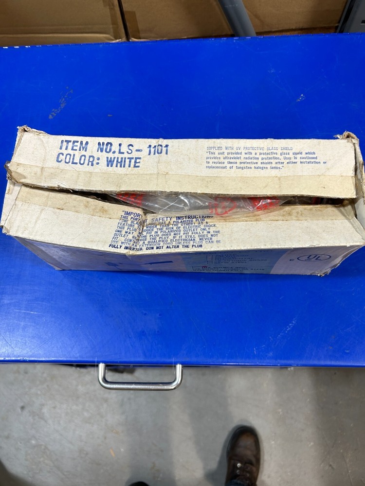 LS-1101 White Wall Sconce