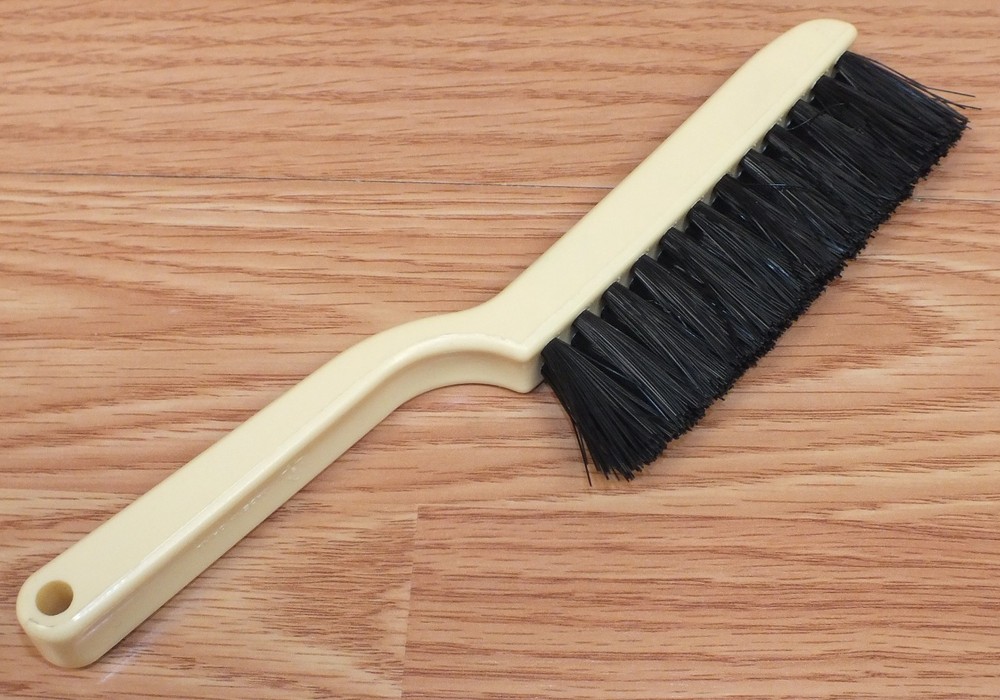 Unbranded/Generic Cream Colored Plastic Handle Pool Table / Felt Cleaning Brush