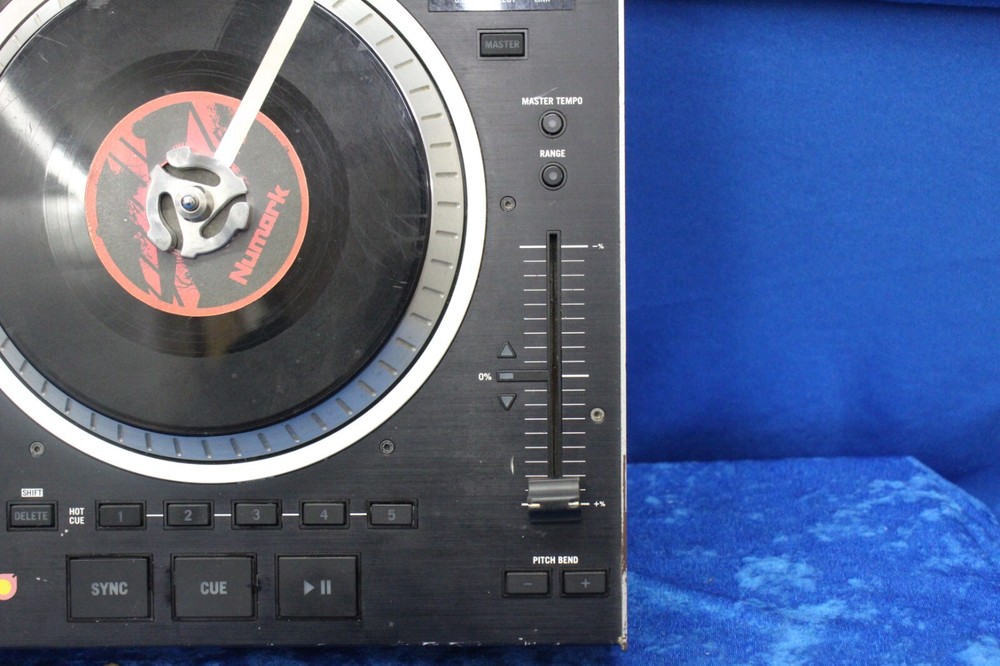 Numark V7 High-resolution Motorized Turntable Software Controller -Black