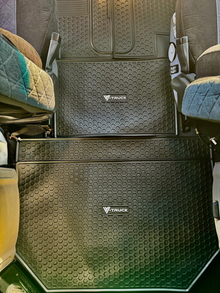 RUBBER FLOOR MATS FOR PETERBILT 579 567