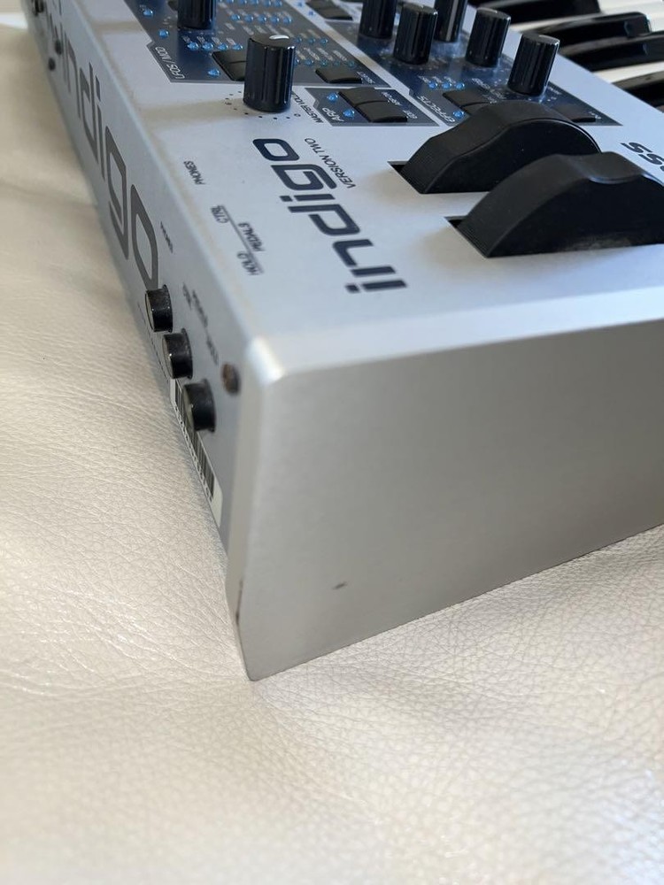 Accesss virus indigo2 Synthesizer Keyboard