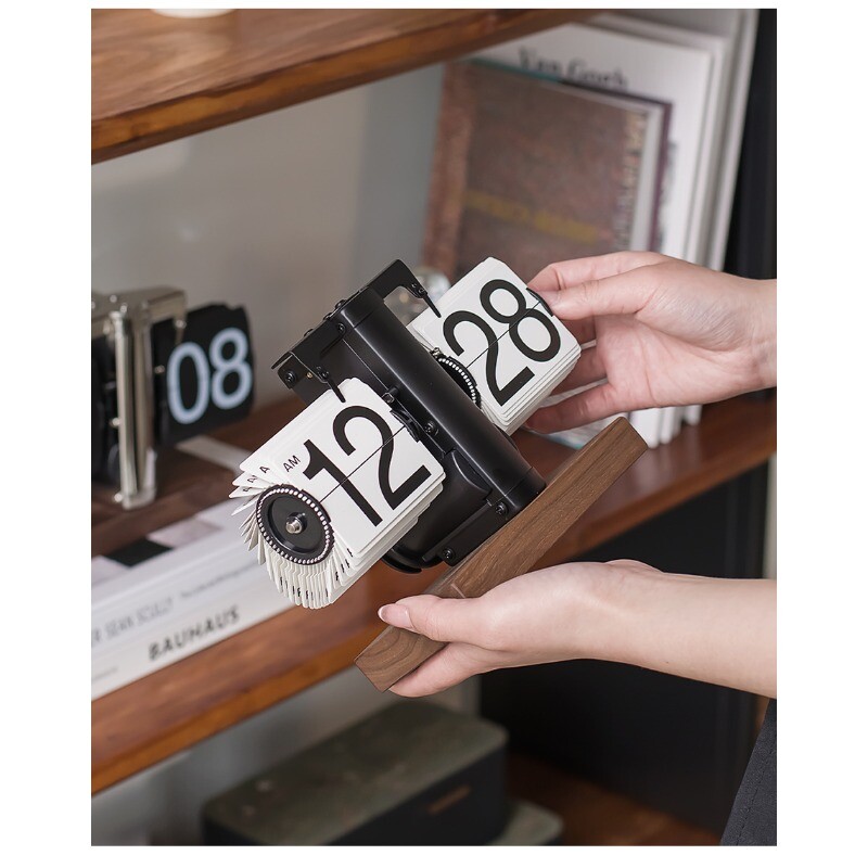 Automatic page turning clock desktop ornament retro mechanical pendulum creative