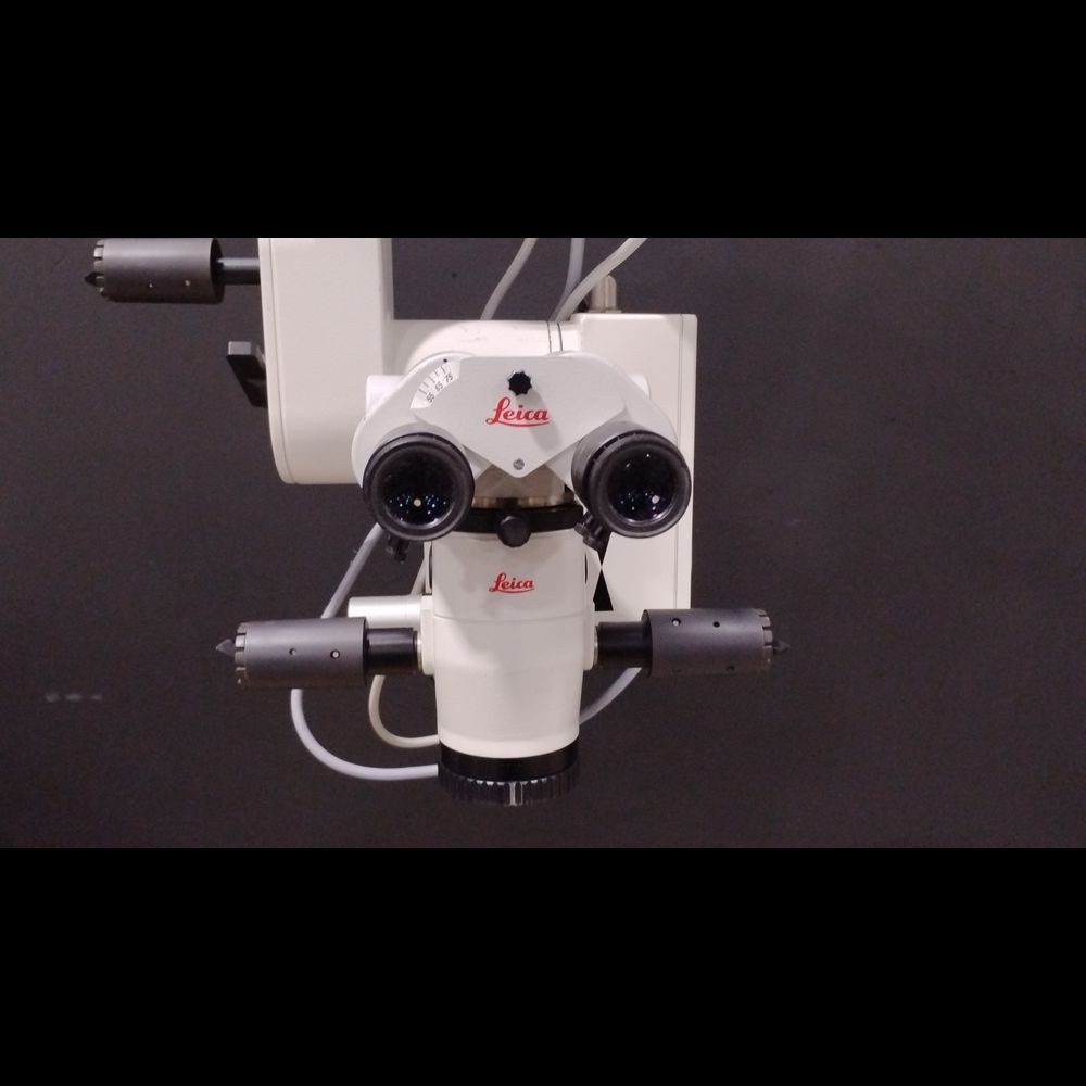 Leica M690 Surgical Microscope with Binoculars and Footswitch