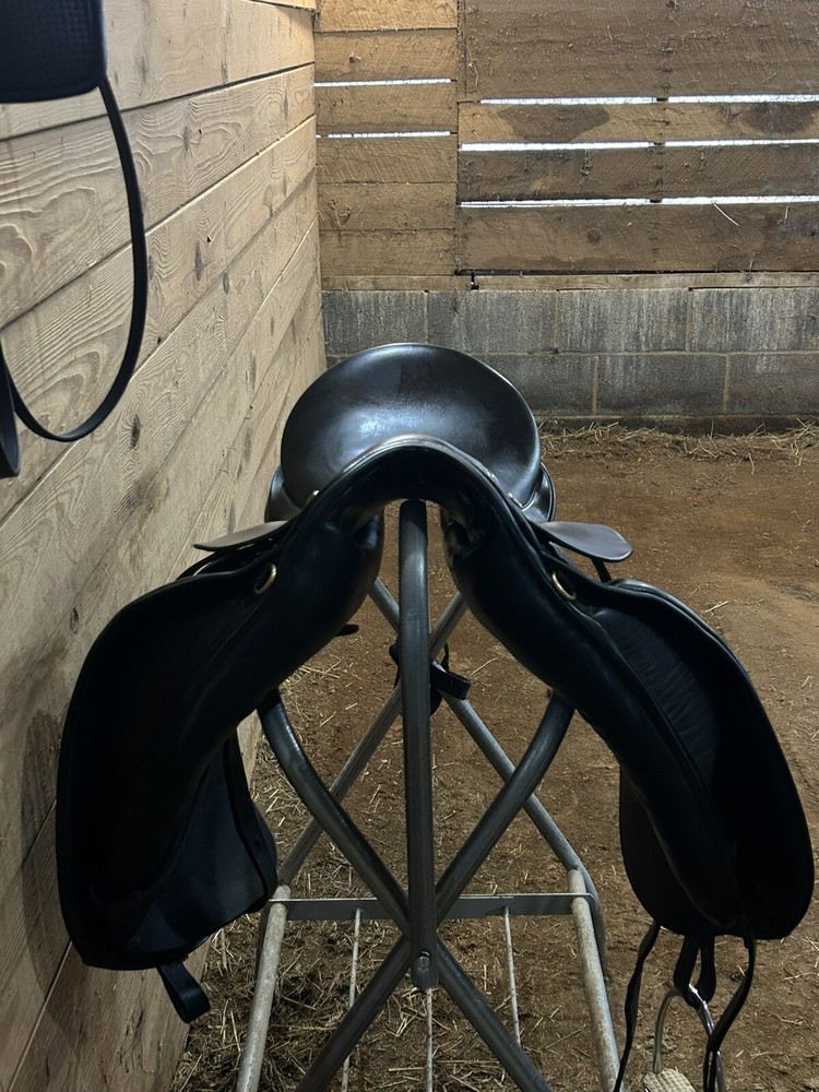 Used Arc De Triumph Dressage Saddle 17.5
