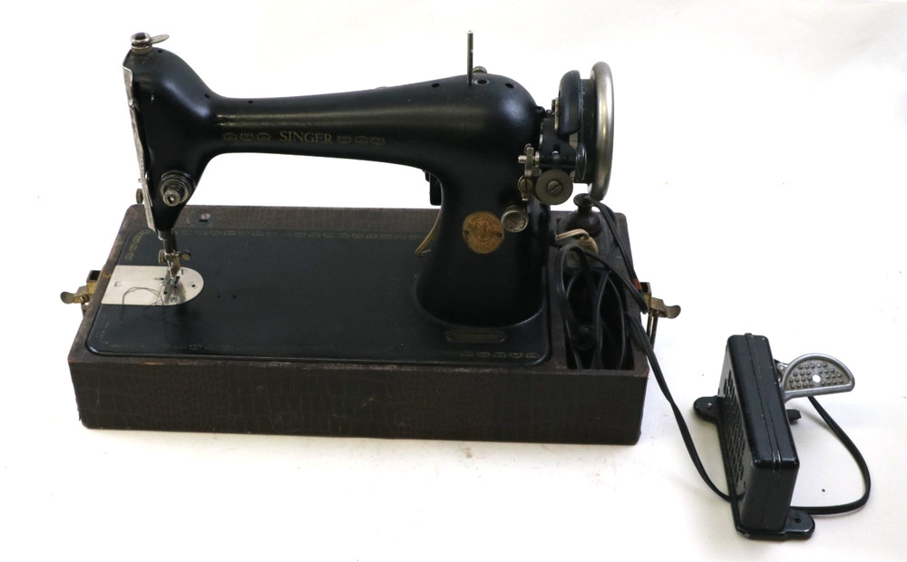 Vintage Singer Sewing Machine w/Case Tested Working