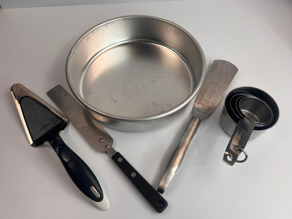 Vintage 5 Piece Miscellaneous Baking Set