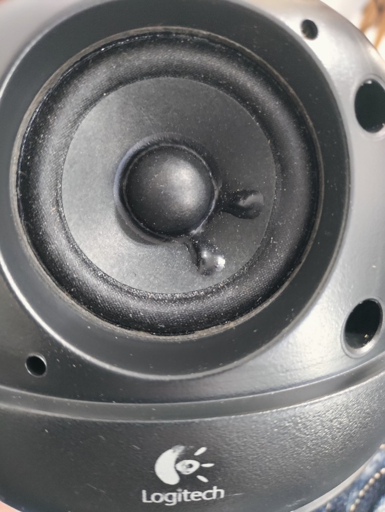 2 Logitech Z-640 Computer System Speakers White And Red Tested Read Description