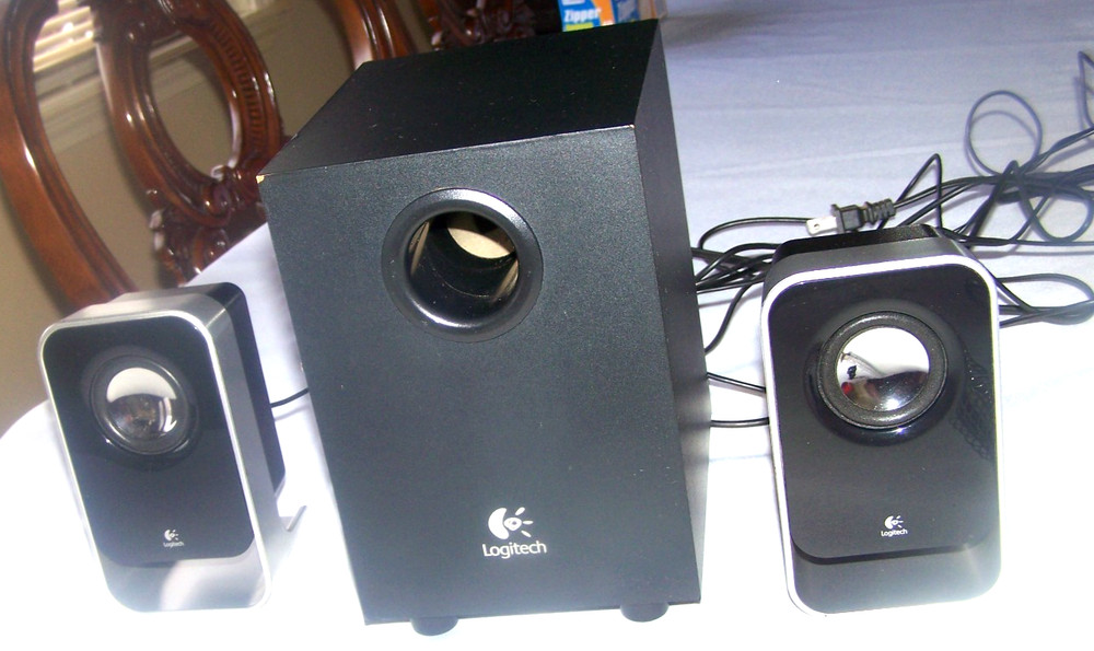 Logitech Z213 Multimedia 2.1 Computer Speaker System w/ Sub - PC, MAC & Mobile