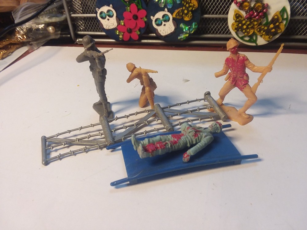 Ca. 1960 Plastic 2" WWII Soldiers