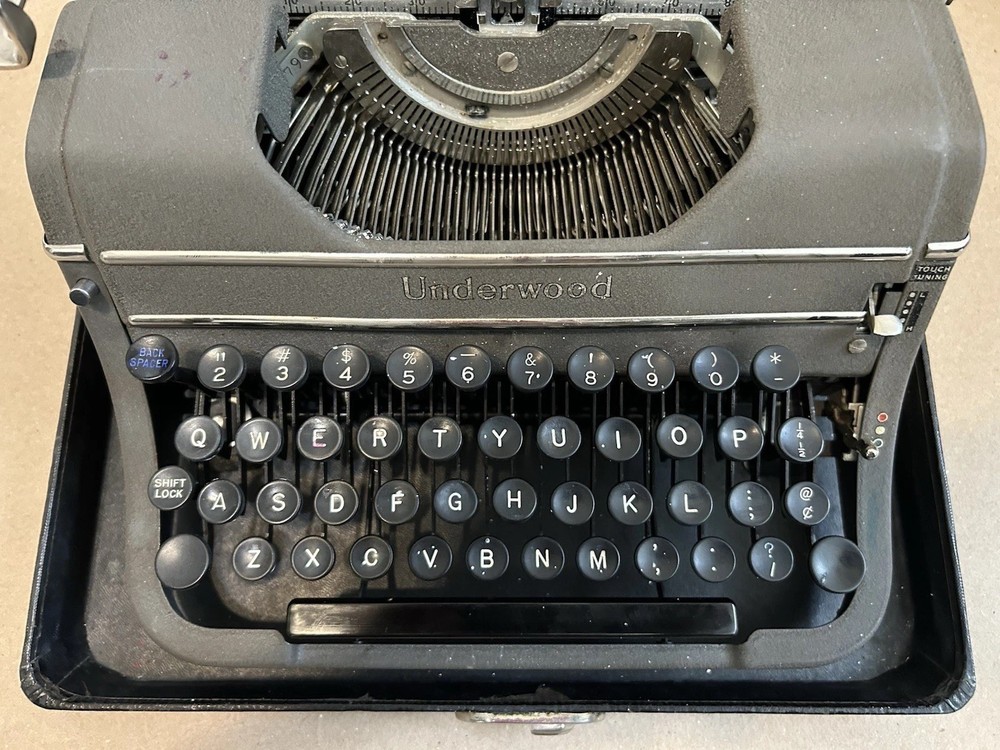 Underwood Universal Portable Typewriter w/case/key/ WORKING/ USA