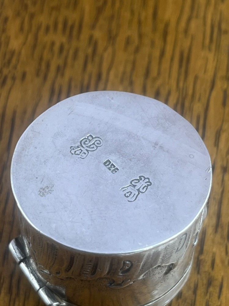 A decorative silver pill box hanua hallmarks import Chester 1902