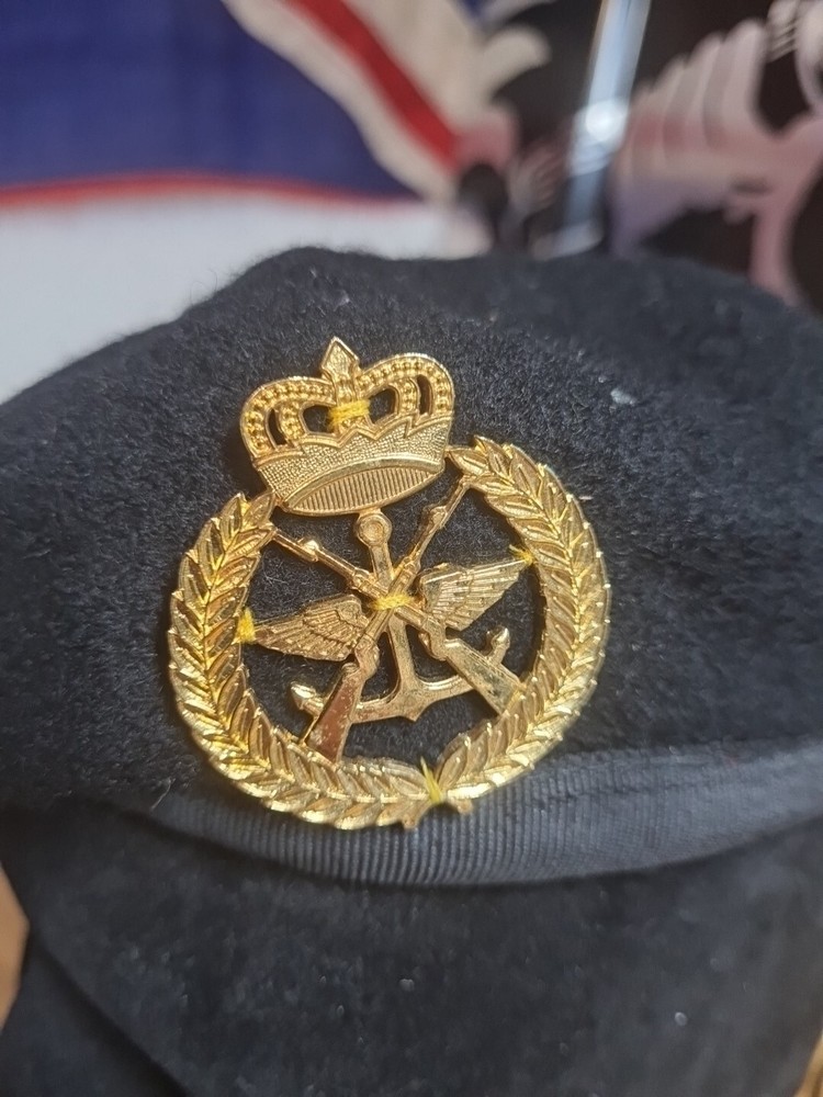 Kuwait Army Beret & Badge Size 54