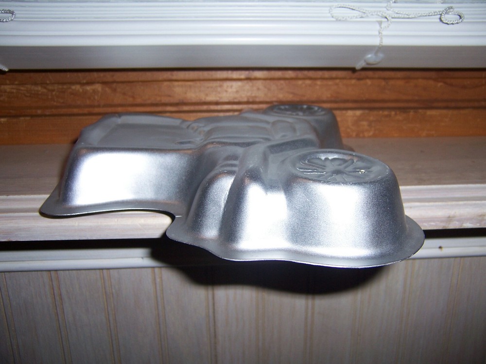 Wilton Antique Car Cake Pan