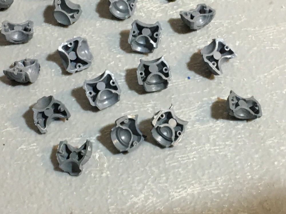 A26625 WARHAMMER 40K SPACE MARINES BITS LOT TORSO FRONTS BACKS + HEAD